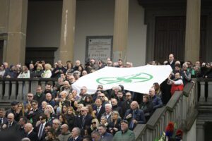 Pontida, 23 marzo 2026 – L’addio al Senatùr tra applausi a Meloni e fischi a Salvini: la resa dei conti nel nome di Bossi